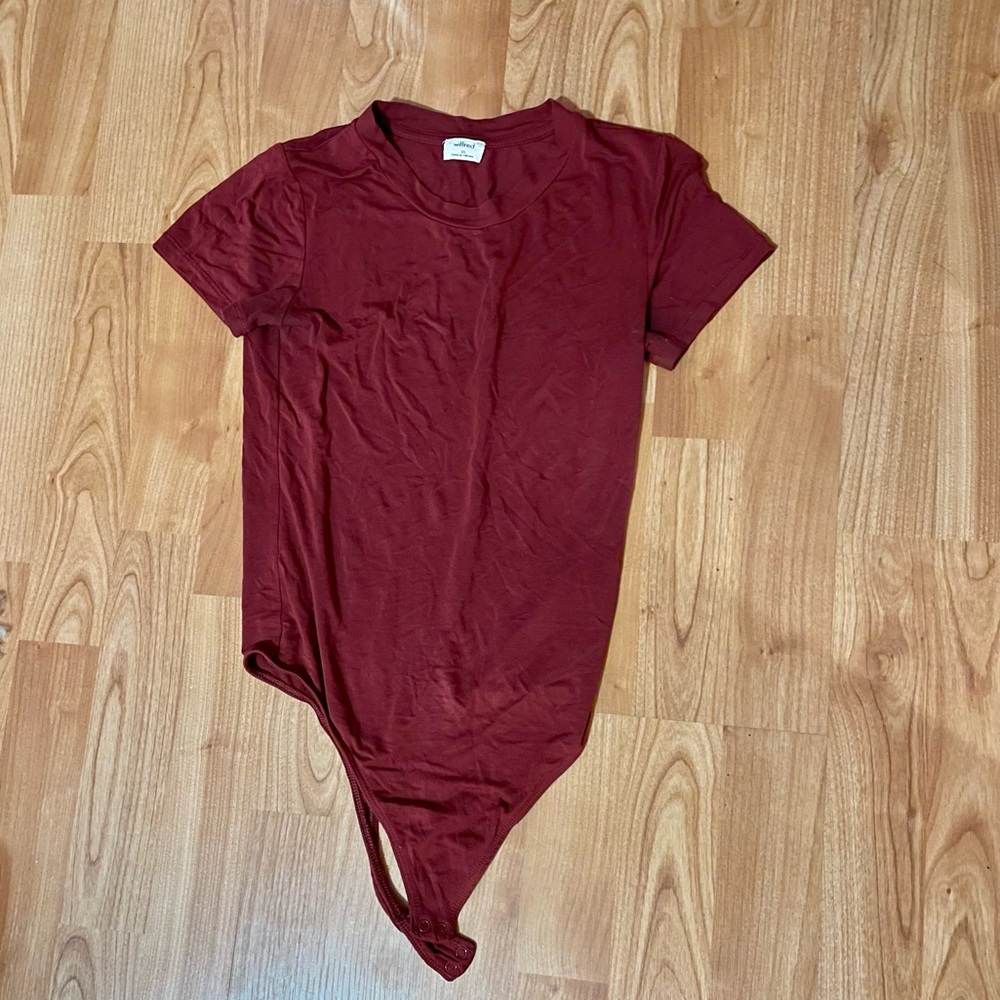 XS Wilfred Aritzia Maroon Baby Tee Bodysuit Short Sleeve T-Shirt Bodysuit